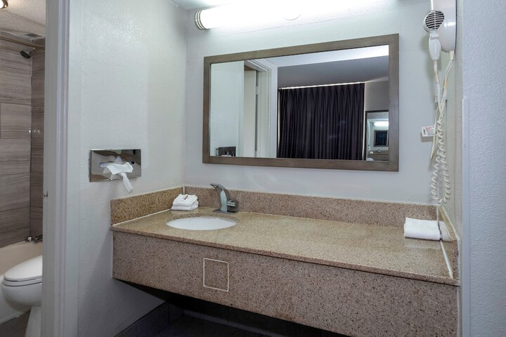 Deluxe King Room (15 of 24)
