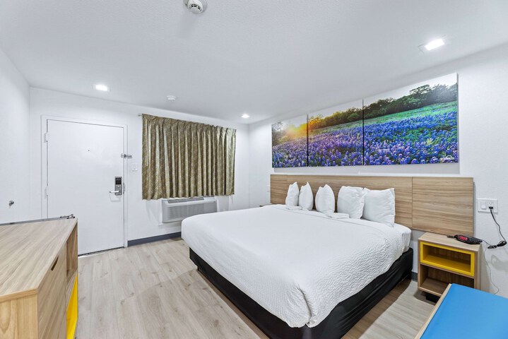 1 King Bed (4 of 14)