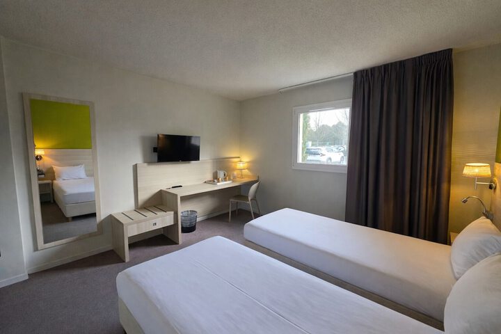 Room 6 of 30