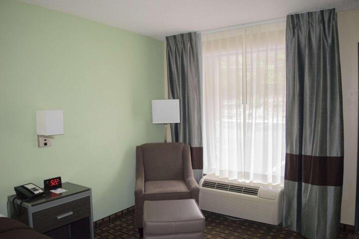 1 King Bed High Speed Internet Accessible Recliner Continental Breakfast (13 of 14)