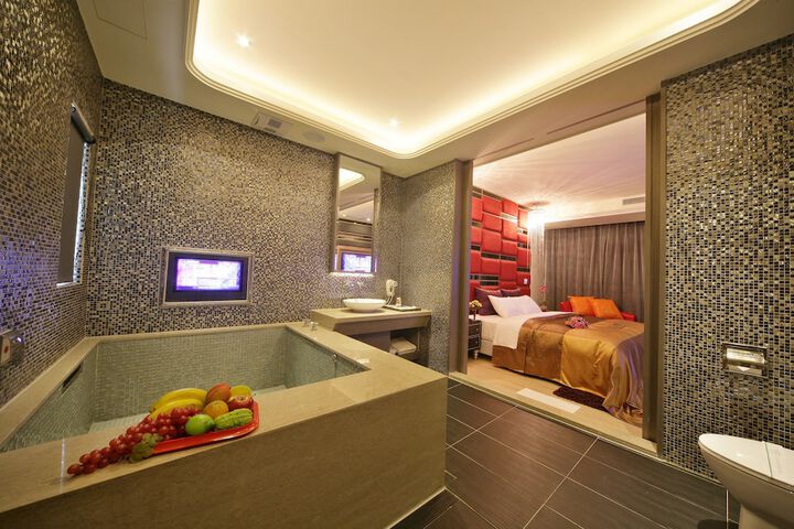 Room 27 of 37