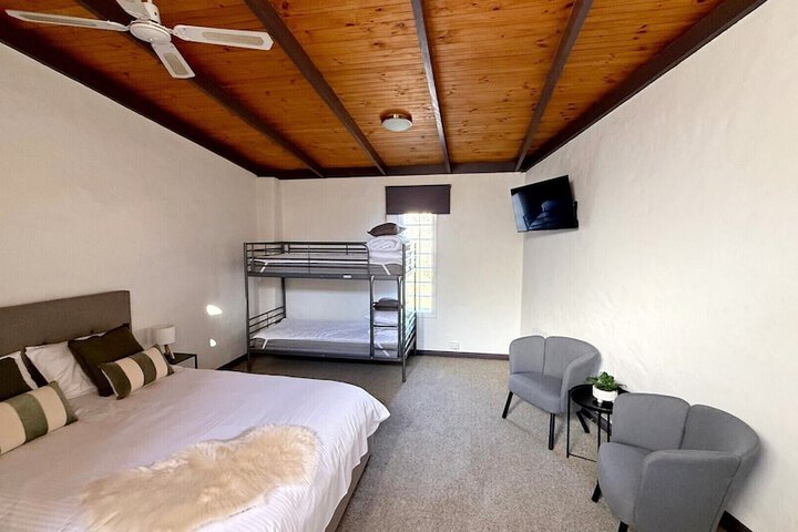 Room 6 of 33
