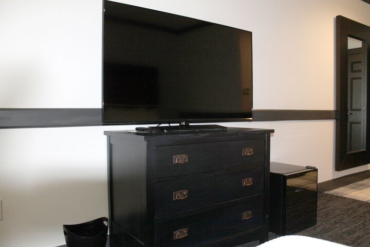 Classic Room 1 King Bed (1 of 10)