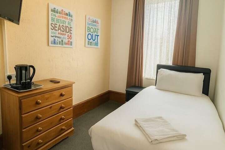 Room 9 of 10
