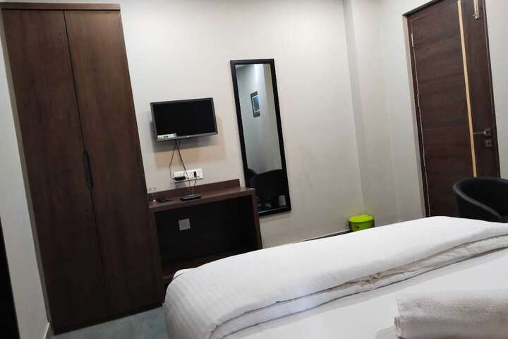 Room 8 of 28