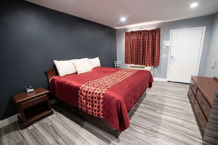 1 King Bed (9 of 11)