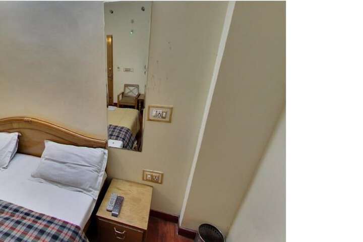 Room 8 of 32