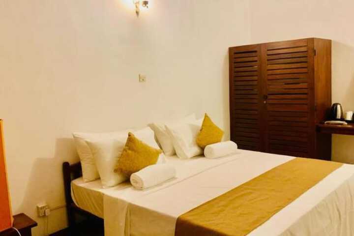 Room 9 of 13