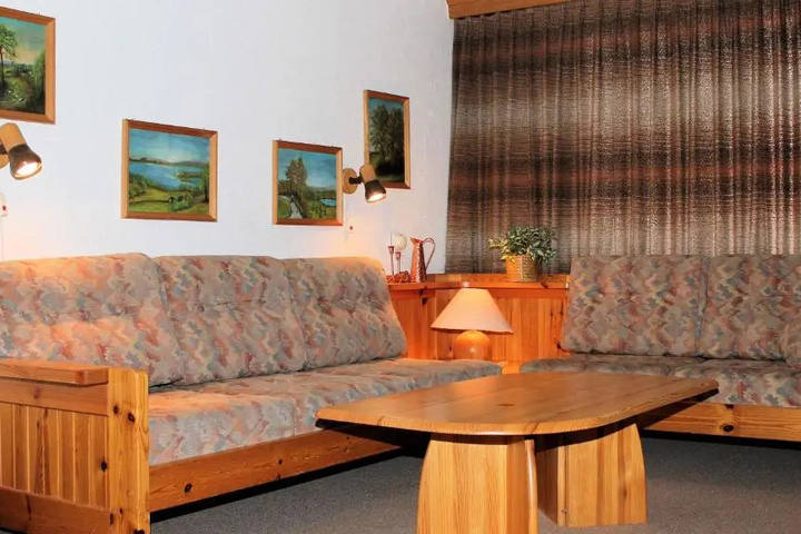 Room 4 of 9