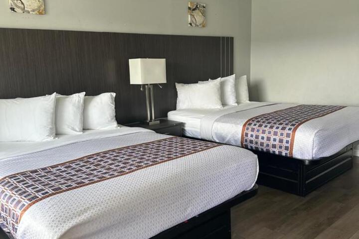 Deluxe 2 Queen Beds (5 of 6)