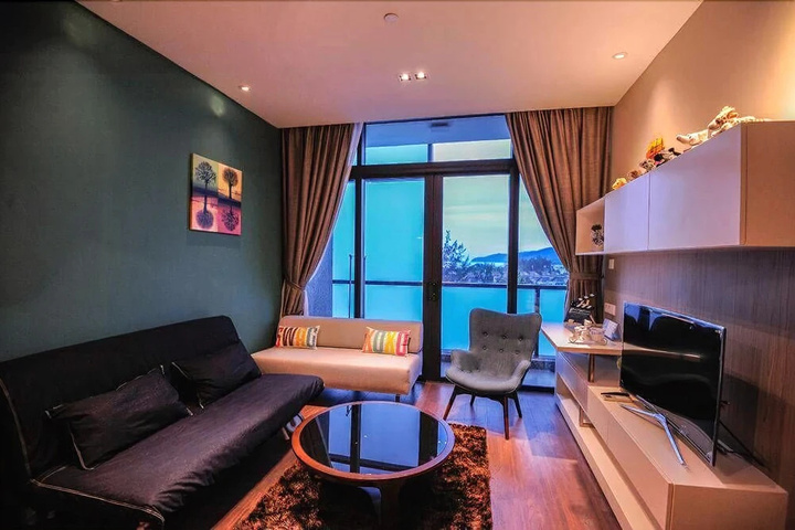 Room 3 of 8