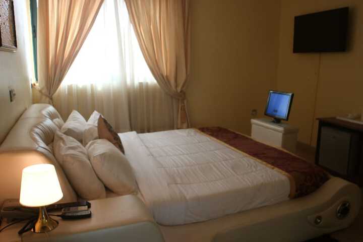 Room 13 of 37