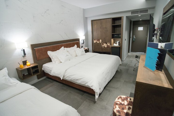 Room 14 of 76