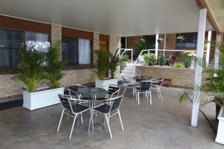 Hotel Exterior 40 of 48