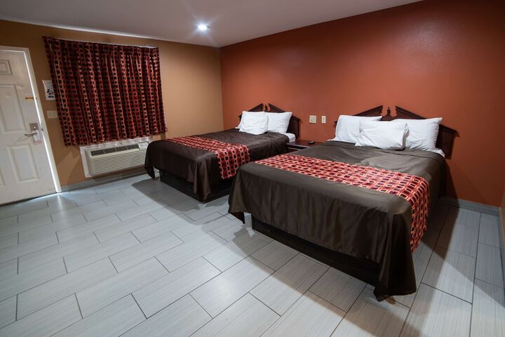 2 Queen Beds (7 of 15)