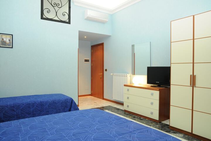 Room 9 of 32
