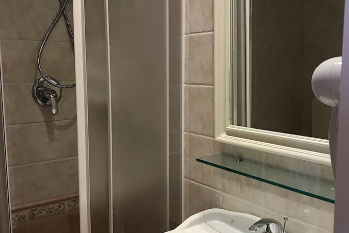 Room 15 of 33