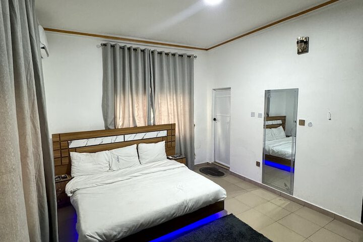 Room 5 of 9