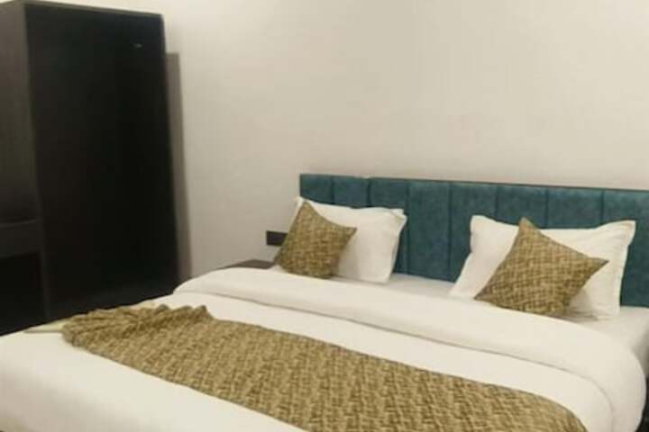 Room 5 of 8