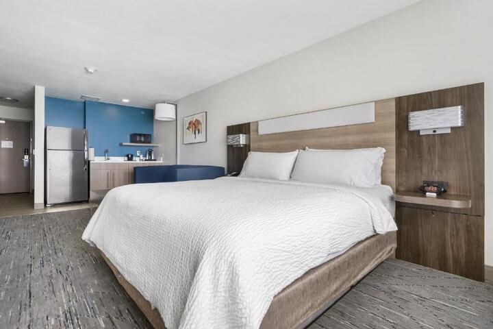 1 King Bed (3 of 28)