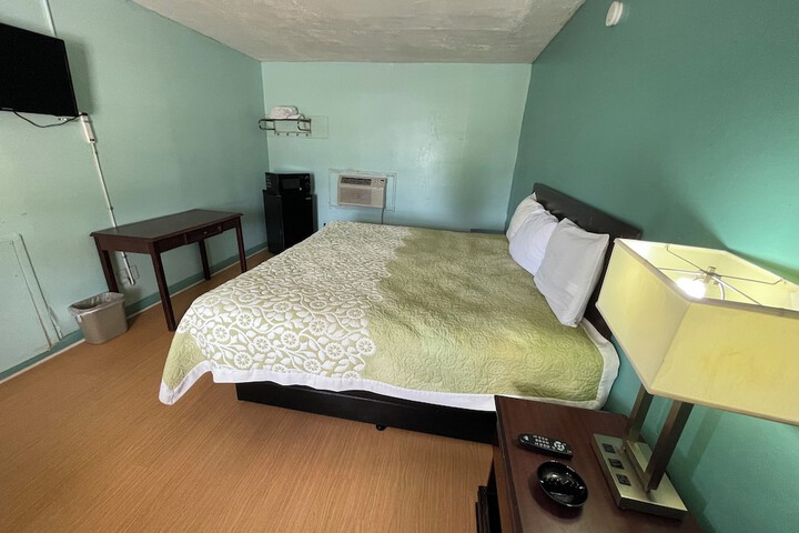 Standard Single Room 1 King Bed Bathtub (3 of 6)