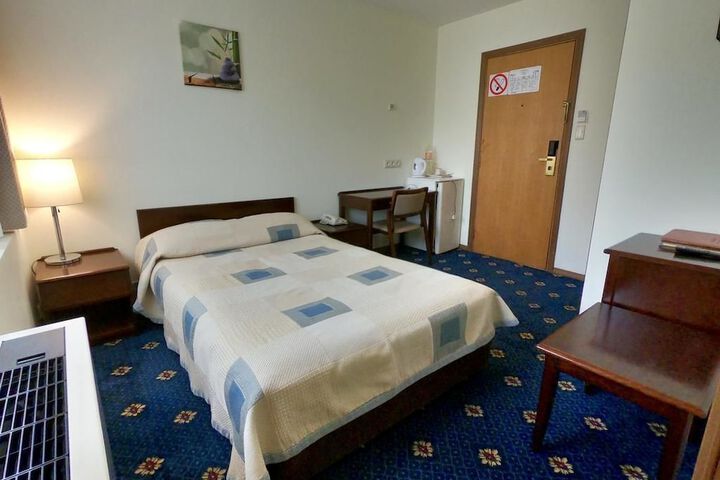 Room 13 of 34