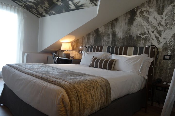 Room 3 of 62