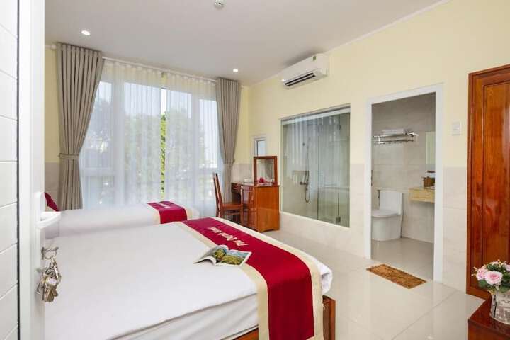 Room 6 of 13
