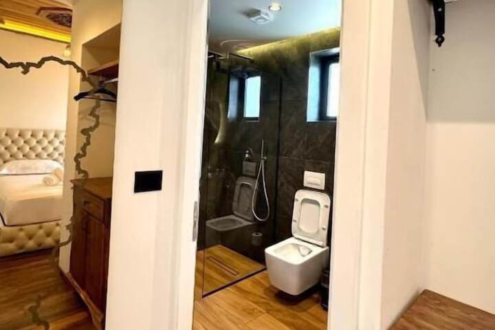 Room 3 of 37