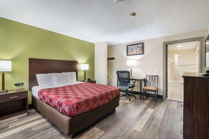1 Queen Bed (21 of 46)