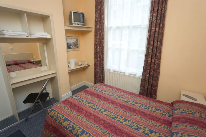 Room 4 of 40