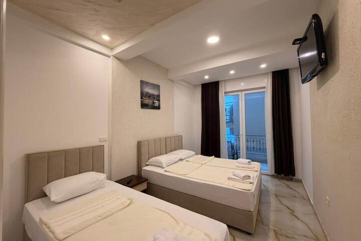 Room 35 of 83