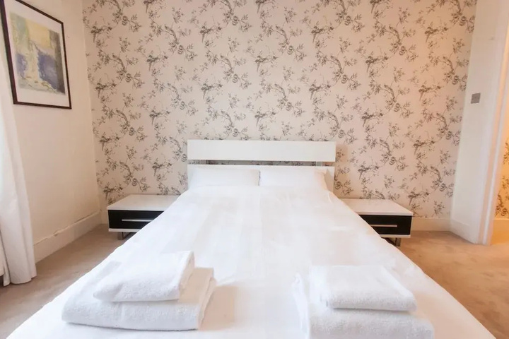 Room 7 of 18