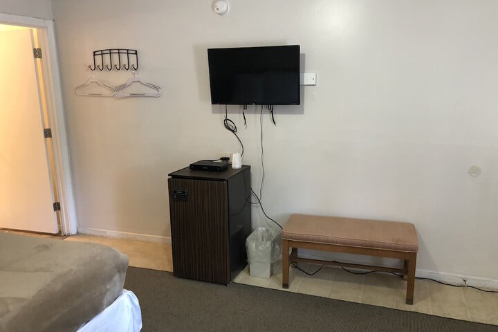 Room 4 of 25