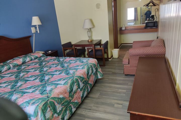 Room 6 of 28