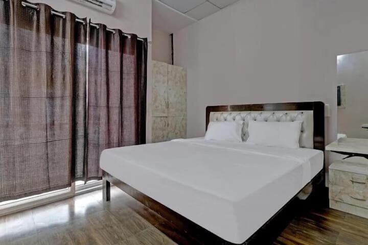 Room 5 of 8
