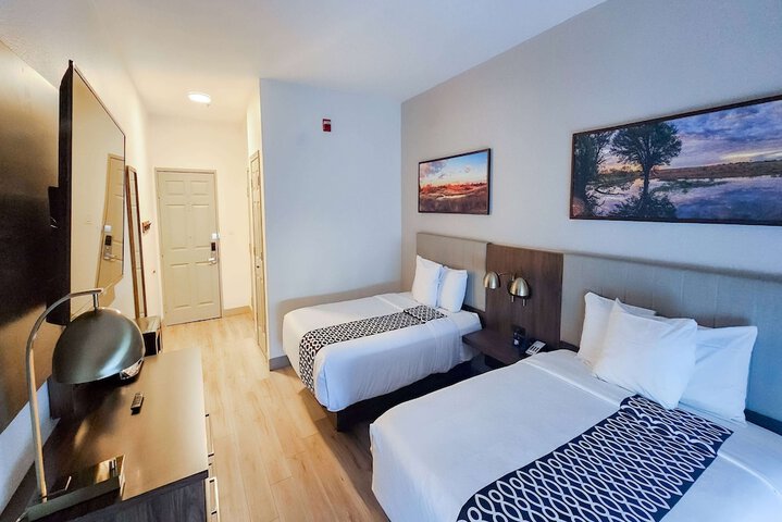 2 Queen Beds Accessible (3 of 17)