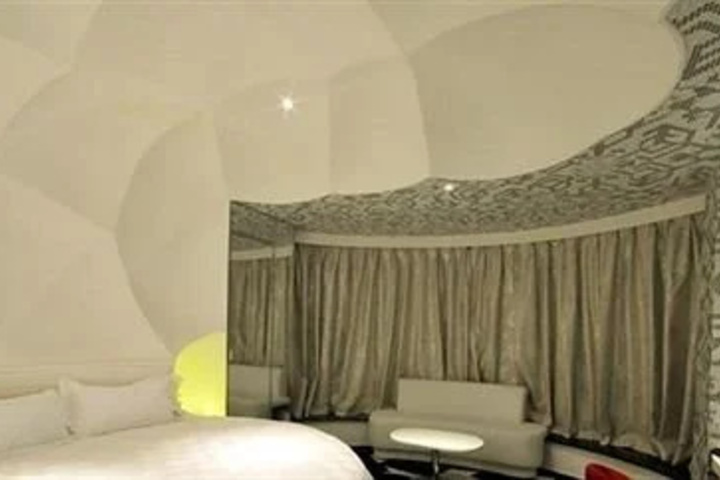 Room 5 of 9