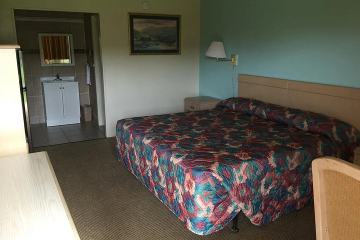 Room 4 of 8