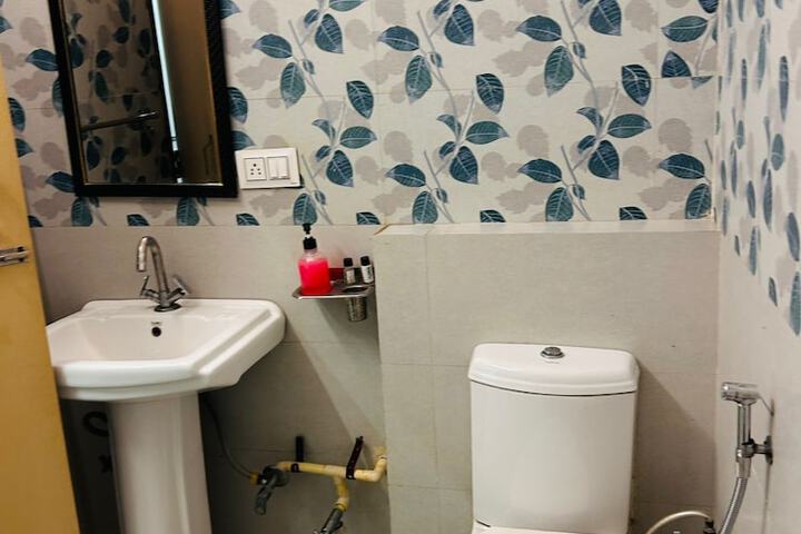 Room 25 of 77
