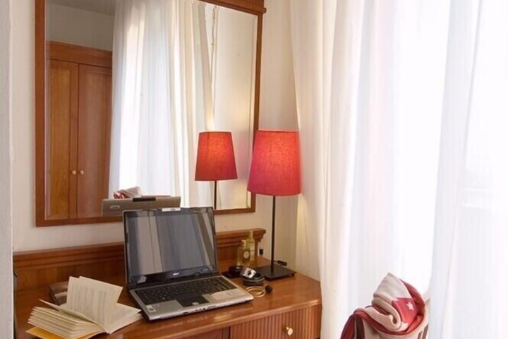 Room 10 of 32