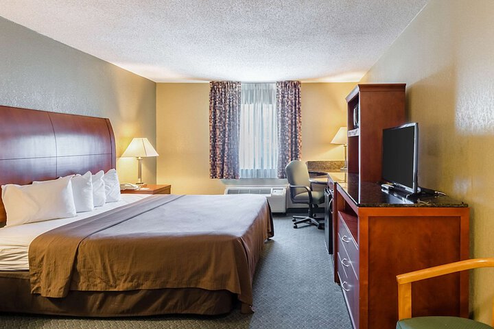 1 King Bed (2 of 4)