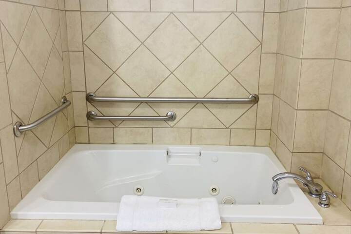 1 King Bed Accessible (3 of 24)