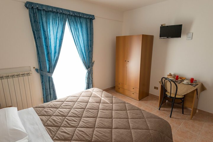 Room 10 of 34