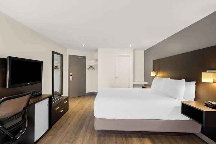 1 King Bed Pillowtop Mattress Business Plus Room Refrigerator High Speed Internet Accessible Desk Full Breakfast (2 of 6)