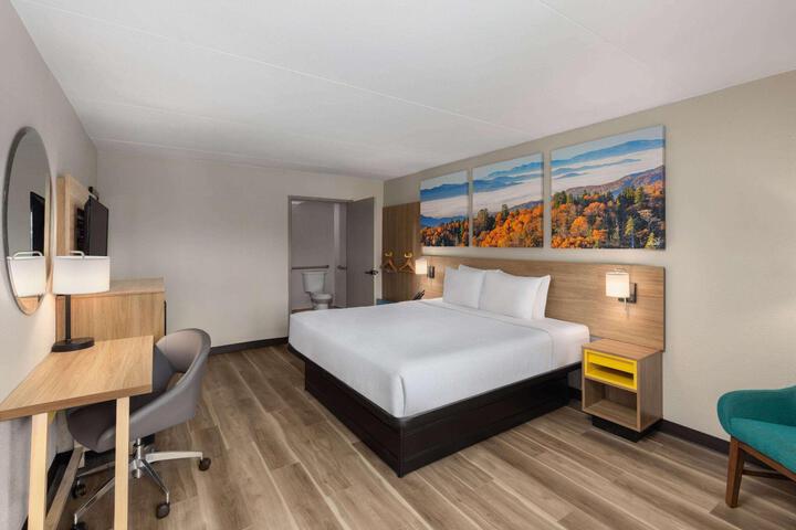 1 King Bed (13 of 14)
