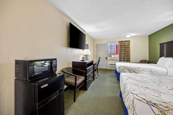 2 Double Beds (7 of 8)