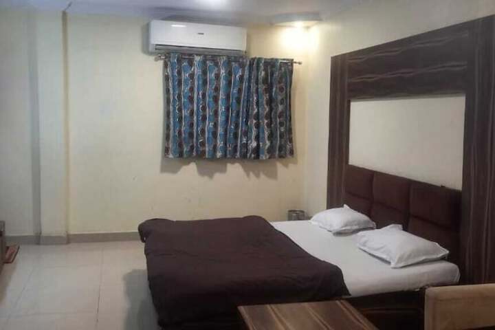 Room 8 of 33