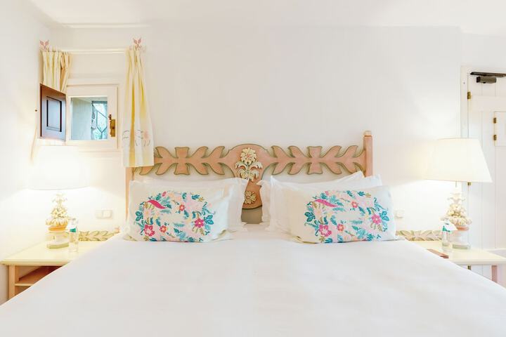 Room 34 of 230