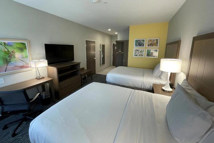 2 Queen Beds (6 of 26)